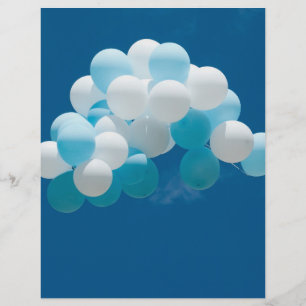 Luchtballonnen die in de blauwe lucht vliegen flyer