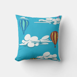 Luchtballonnen in de lucht op een kussen gooien