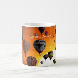 Luchtballonnen in de mok van vliegkoffie