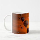 Luchtballonnen in de mok van vliegkoffie (Links)