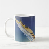 Luchtbeeld van een ouderwets cruiseschip in de oce koffiemok (Links)