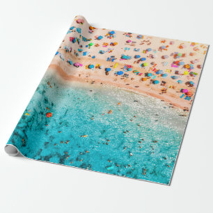 Luchtbeeld van zandstrand met kleurrijke parasols cadeaupapier