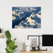 Luchtfoto Uitzicht van besneeuwde bergtoppen met r Poster (Thuiskantoor)