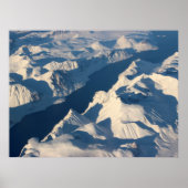 Luchtfoto Uitzicht van besneeuwde bergtoppen met r Poster (Voorkant)