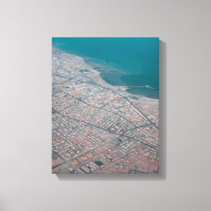 Luchtfoto van de stad door het zee canvas afdruk