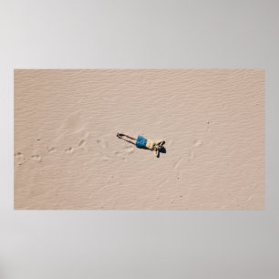 Luchtfoto van man op zand poster