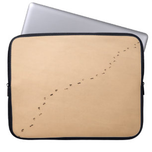 Luchtfoto van voetafdrukken in het zand laptop sleeve