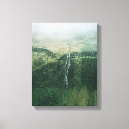 Luchtfoto van watervallen tijdens mistig weer canvas afdruk