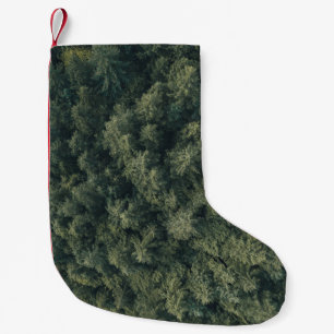 Luchtfotografie van groene bomen kleine kerstsok