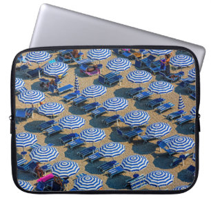 Luchtfoto's van paraplu's van de blauwe en witte p laptop sleeve