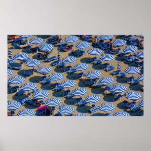 Luchtfoto's van paraplu's van de blauwe en witte p poster