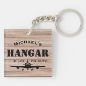 Luchthangar & Piloot op Dienst Gepersonaliseerd Ca Sleutelhanger (Achterkant)