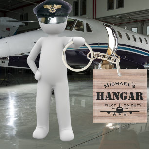 Luchthangar & Piloot op Dienst Gepersonaliseerd Ca Sleutelhanger