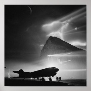 Luchthaven Silhoueted by Searchlights - WWII Poster