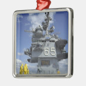 Luchthavenverzorgers testen de sprinklerinstallati metalen ornament (Links)