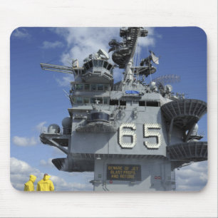 Luchthavenverzorgers testen de sprinklerinstallati muismat