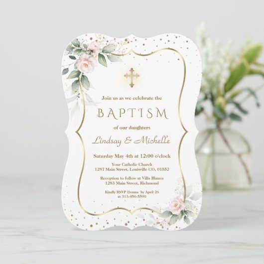 Luchtige groene bloemen gouden kruis tweeling doop kaart (Staand voorkant)