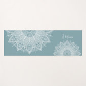 Luchtige witte mandala's over blauw groen geperson yogamat (Voorkant (horizontaal))