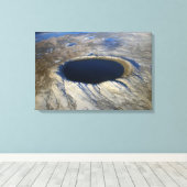 Luchtkrater Pingualuit, Quebec, Canada. Canvas Afdruk (Insitu (Houten vloer))
