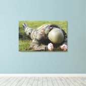 Luchtmacht kruipt door een nat veld canvas afdruk (Insitu (Houten vloer))