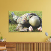 Luchtmacht kruipt door een nat veld canvas afdruk (Insitu (Woonkamer))