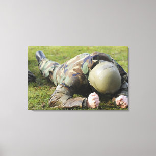Luchtmacht kruipt door een nat veld canvas afdruk