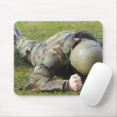 Luchtmacht kruipt door een nat veld muismat (Met muis)