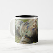 Luchtmacht kruipt door een nat veld tweekleurige koffiemok (Voorkant links)