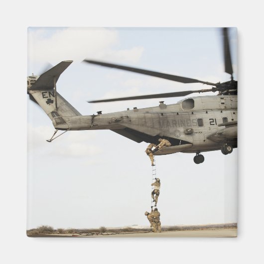 Luchtmacht pararescuemen leiden een gevechtstussen magneet (Voorkant)