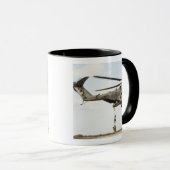 Luchtmacht pararescuemen leiden een gevechtstussen mok (Voorkant rechts)