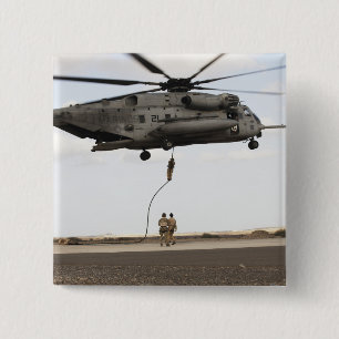 Luchtmacht pararescuemen leiden een gevechtstussen vierkante button 5,1 cm