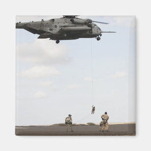 Luchtmachtpararescutie voert een gevechtsvaartuig magneet