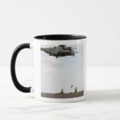 Luchtmachtpararescutie voert een gevechtsvaartuig  mok (Links)