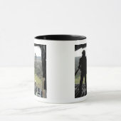 Luchtman kijkt naar een praktijkbundel herfst mok (Midden)