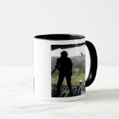 Luchtman kijkt naar een praktijkbundel herfst mok (Voorkant rechts)