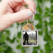 Luchtman kijkt naar een praktijkbundel herfst sleutelhanger (Hand)