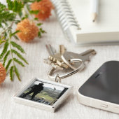 Luchtman kijkt naar een praktijkbundel herfst sleutelhanger (Zijkant)