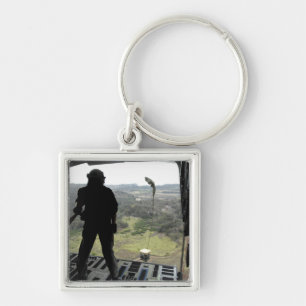 Luchtman kijkt naar een praktijkbundel herfst sleutelhanger