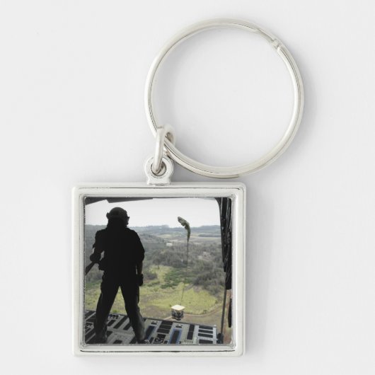 Luchtman kijkt naar een praktijkbundel herfst sleutelhanger (Voorkant)