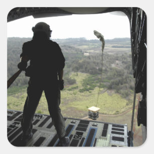 Luchtman kijkt naar een praktijkbundel herfst vierkante sticker