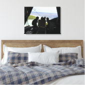 Luchtmannen duwen een pallet gedoneerde goederen u canvas afdruk (Insitu (Slaapkamer))