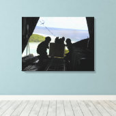 Luchtmannen duwen een pallet gedoneerde goederen u canvas afdruk (Insitu (Houten vloer))