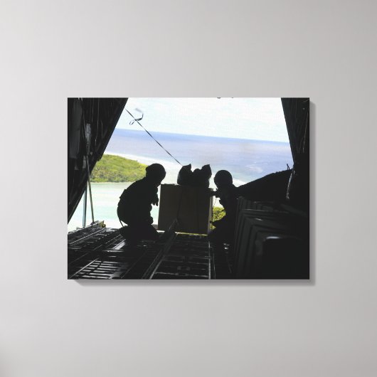 Luchtmannen duwen een pallet gedoneerde goederen u canvas afdruk (Voorkant)