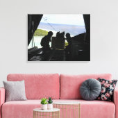 Luchtmannen duwen een pallet gedoneerde goederen u canvas afdruk (Insitu (Woonkamer))