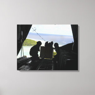 Luchtmannen duwen een pallet gedoneerde goederen u canvas afdruk