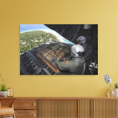 Luchtmannen duwen een pallet gedoneerde goederen u canvas afdruk (Insitu (Woonkamer))