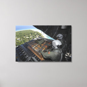 Luchtmannen duwen een pallet gedoneerde goederen u canvas afdruk