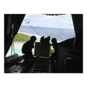 Luchtmannen duwen een pallet gedoneerde goederen u foto afdruk