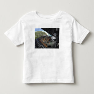 Luchtmannen duwen een pallet gedoneerde goederen u kinder shirts
