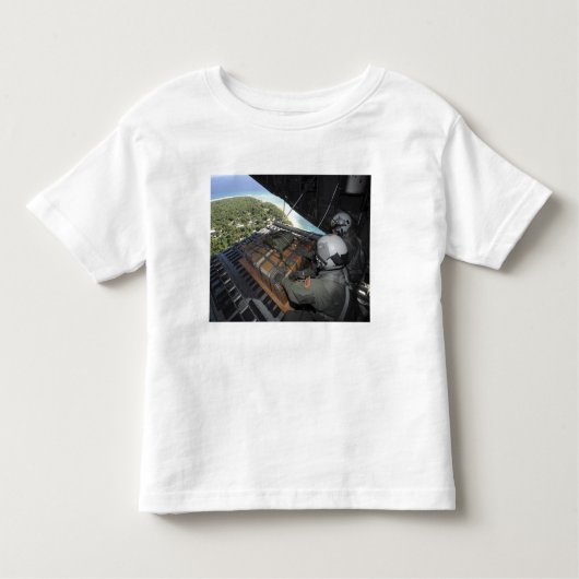 Luchtmannen duwen een pallet gedoneerde goederen u kinder shirts (Voorkant)